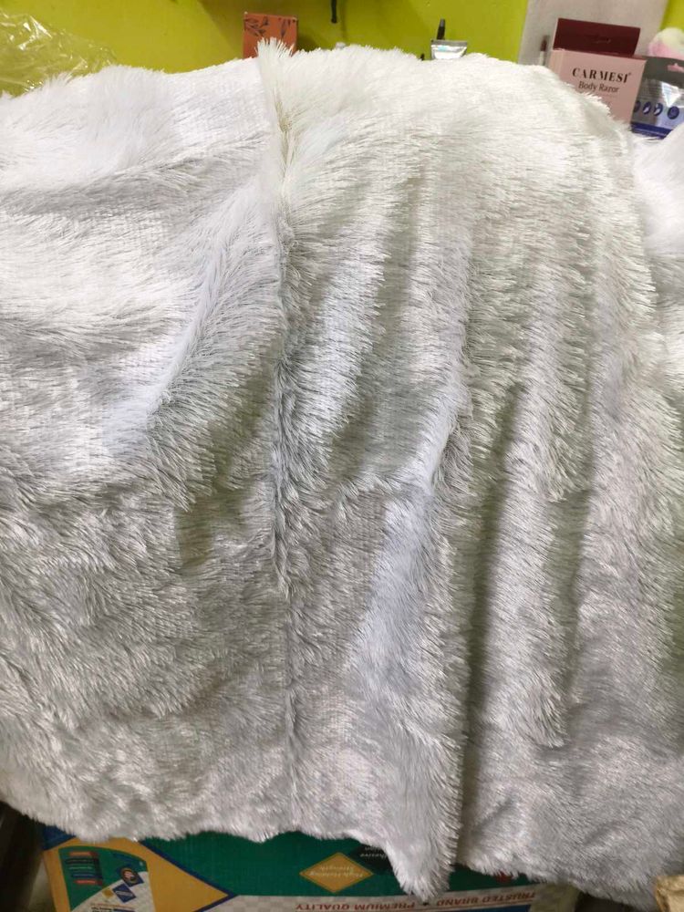Plush Throw fur cloth.. new one.. not used🥰