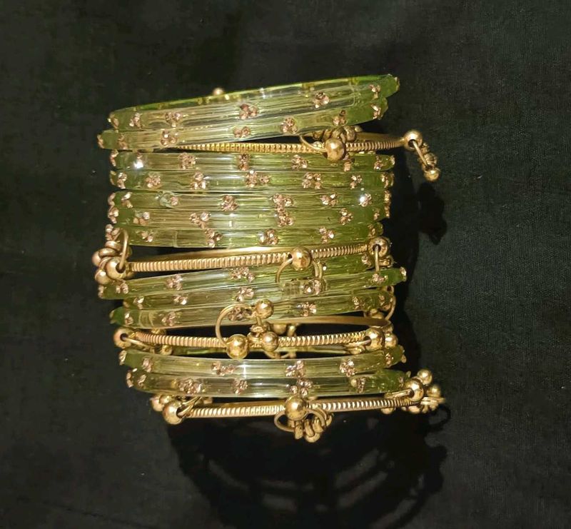 Elegant Green Glass &amp; Gold Bracelet