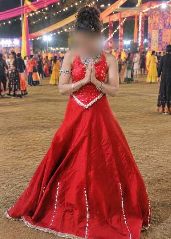 very pretty beautiful backless top and long mirror