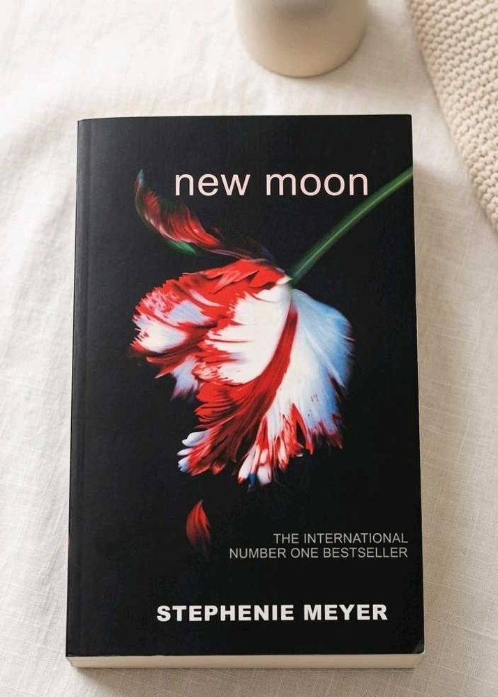 New Moon by Stephenie Meyer