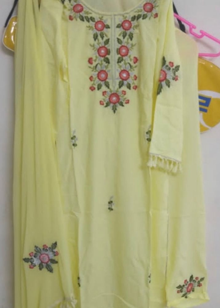 Beautiful Kurta Set With Flower Embroidered