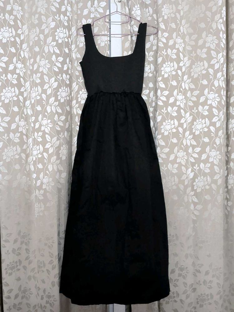 Classic Black Sleeveless Midi Dress