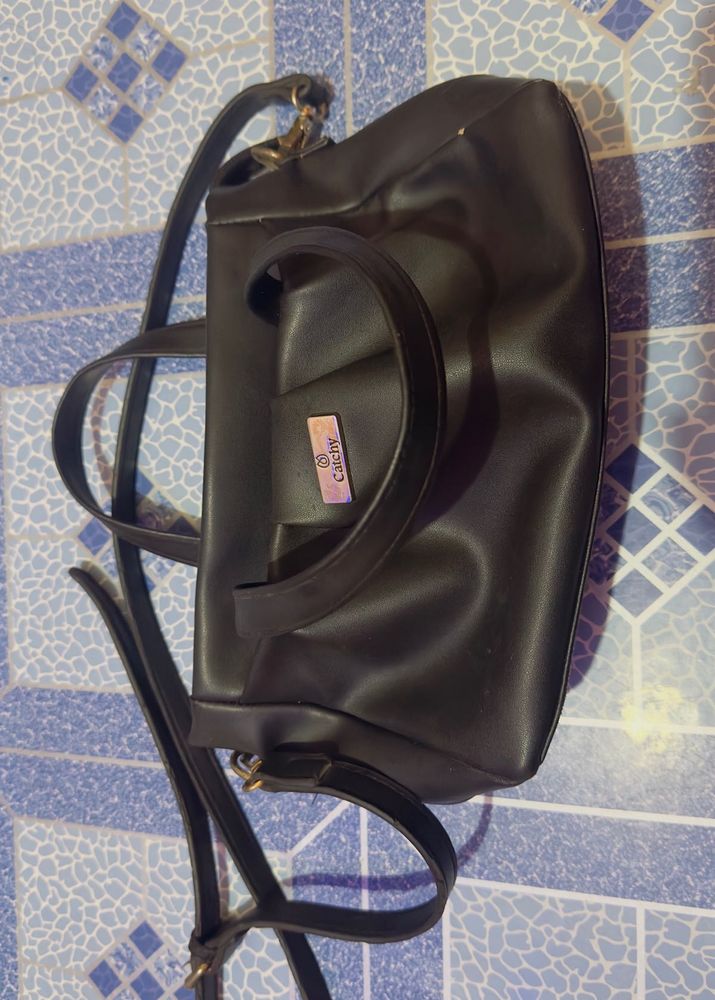 CATCHY bag good condition  hand blac