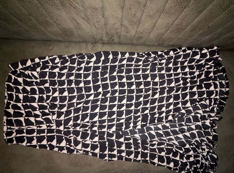Stylish Black &amp; White Geometric Skirt