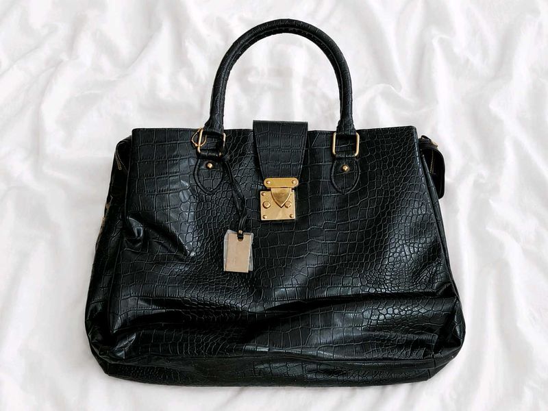 Chic Black Croc-Embossed Handbag