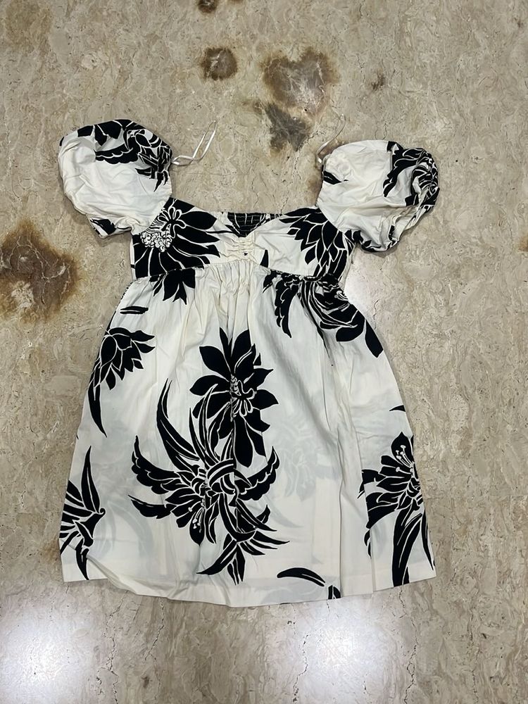 Chic Black &amp; White Floral Mini Dress