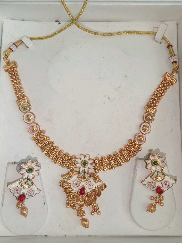Elegant Gold Necklace and Earrings Set