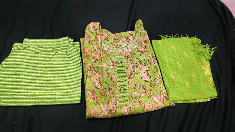 Green Paisley Print Kurta Set with Scarf