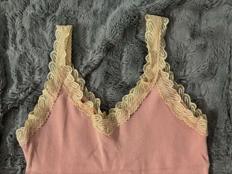 🎀🧞‍♀️👛💘Pink Lace Trim Cami Top