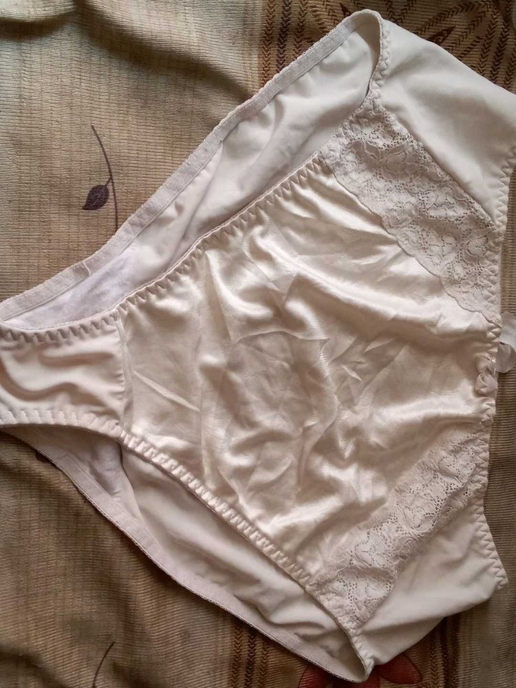 Comfortable Briefs with Lace Trim