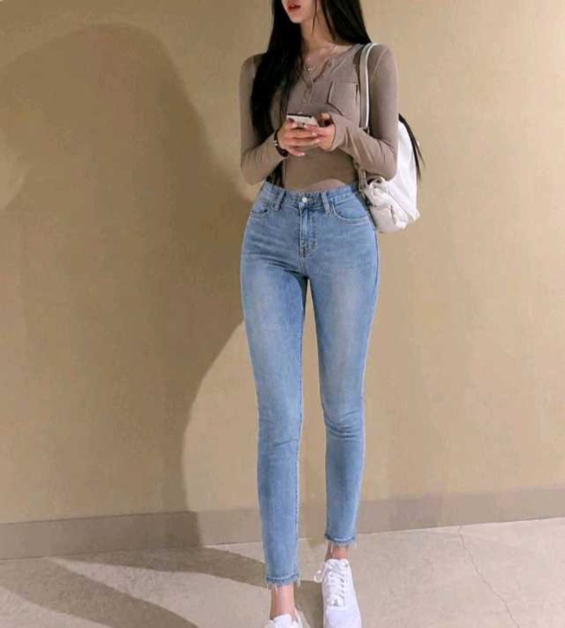 Light Wash Frayed Hem Jeans