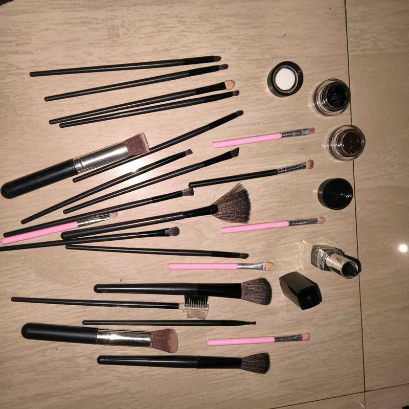 Professional Makeup Brush Set with brown gel eyeli