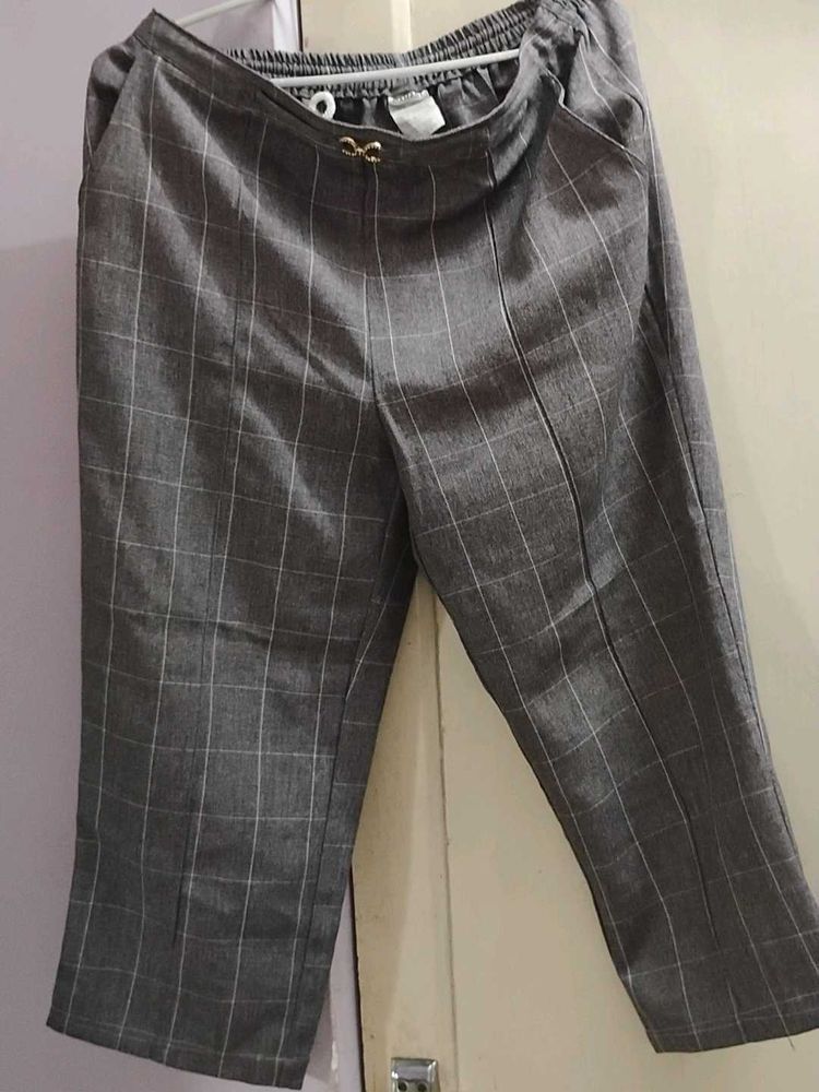 Chic Grey Plaid Cropped Pants