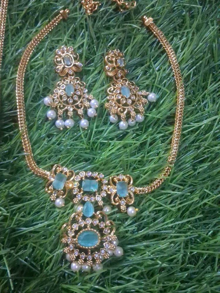 Elegant Gold Tone Necklace &amp; Earring Set