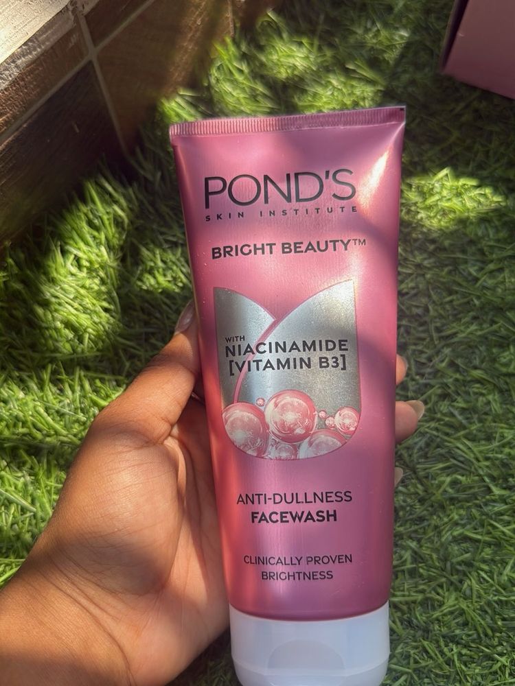 Pond's Bright Beauty Facewash