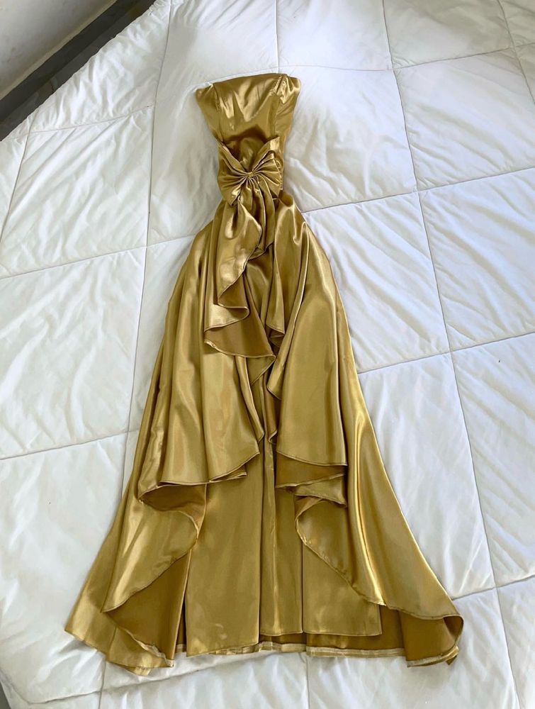 Elegant Gold Strapless Gown with Bow Detail