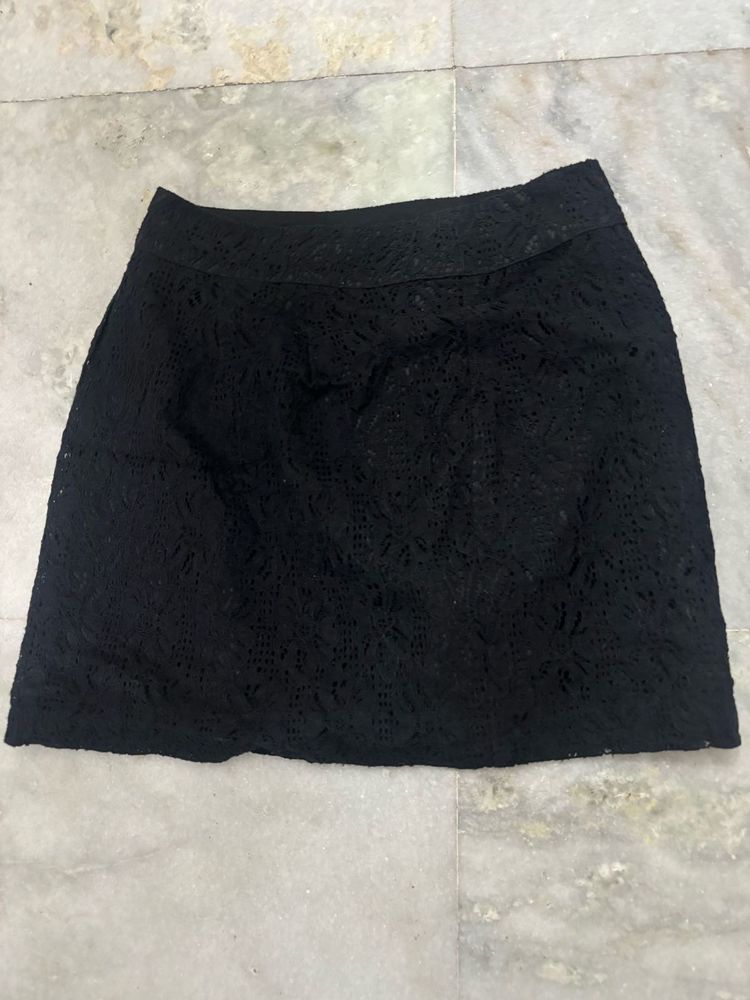 Chic Black Lace Mini Skirt