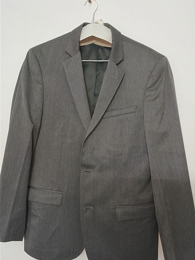 A professional Arrow Men's Grey Blazer