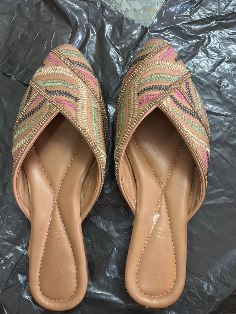 Embroidered Jutti Flats