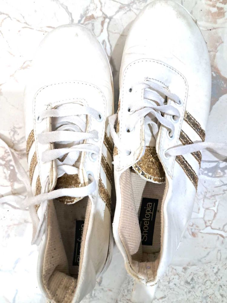 Shoetopia White &amp; Gold Stripe Sneakers