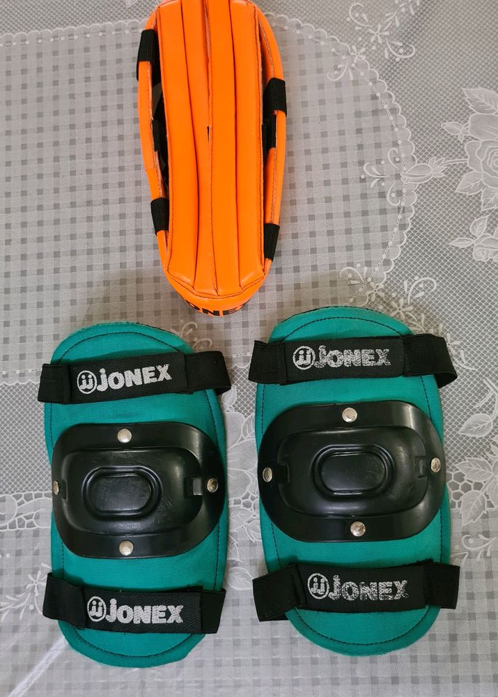 Jonex Helmet &amp; 2 Knee caps for sports activities