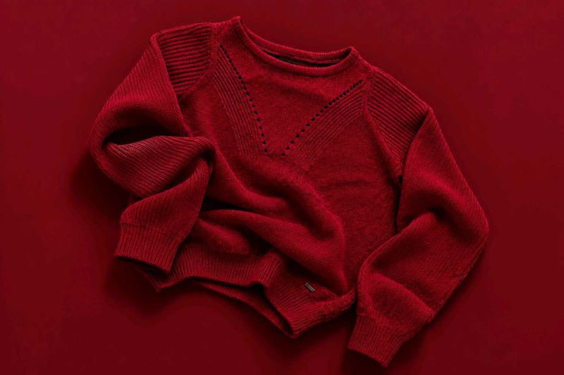DEEP RED TEXTURED KNIT SWEATER