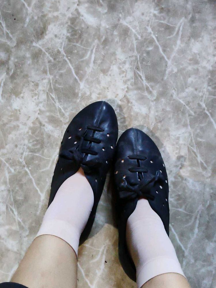 Trendy Black Ballerina Flats with Bow Detail
