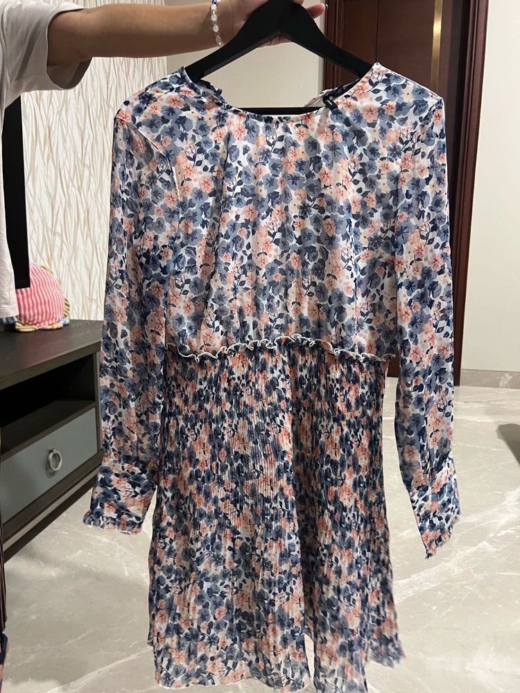 Chic Floral Print Midi Dress with Pleated Skirt