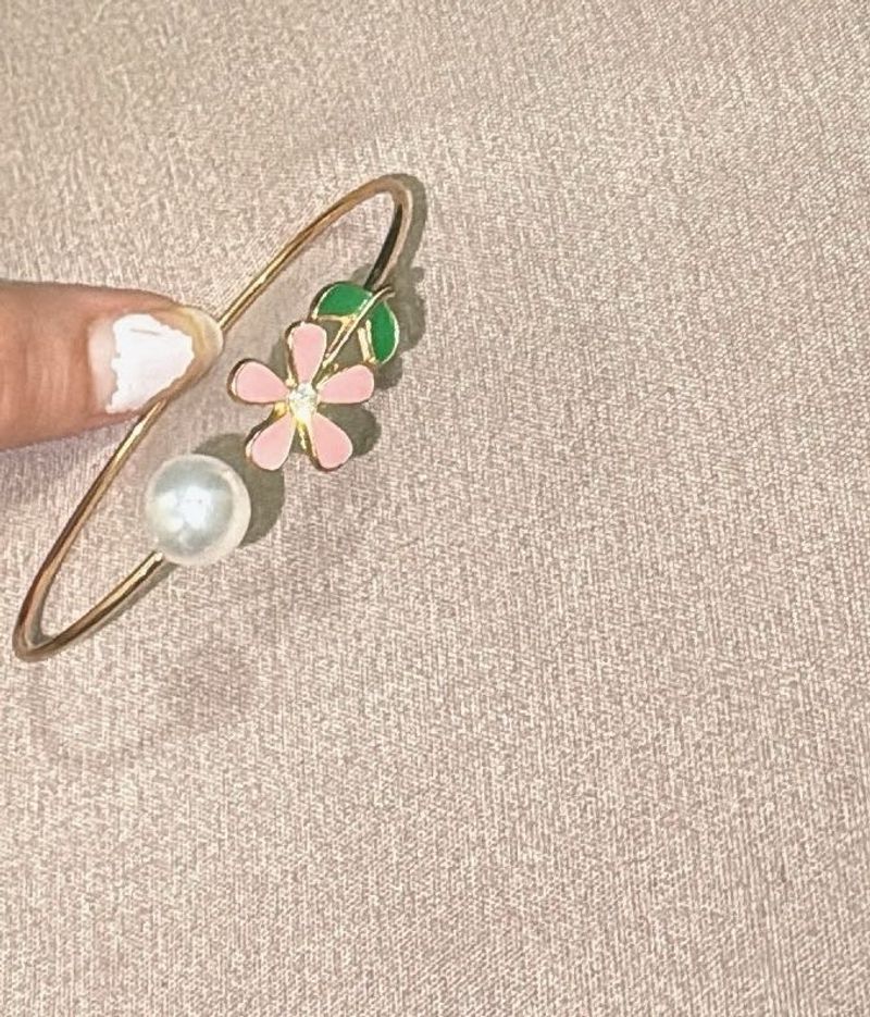 Charming Flower &amp; Pearl Bangle