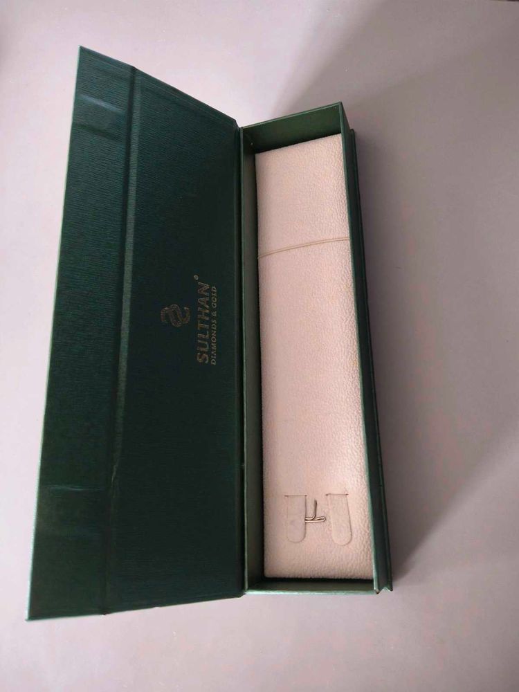 Sultan gold and diamonds...chain box..