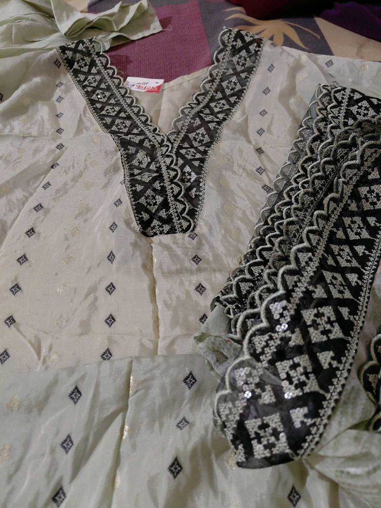 pakistani suit🖤🩶with heavy dupatta