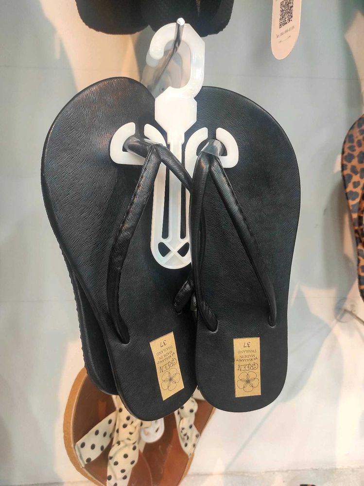 Classic Black Flip-Flops🎀
