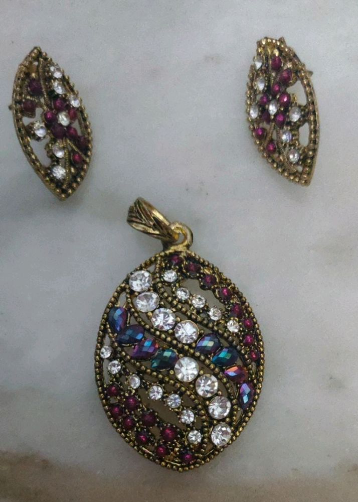 Pink And White Stone Locket With Antique Colour Shade