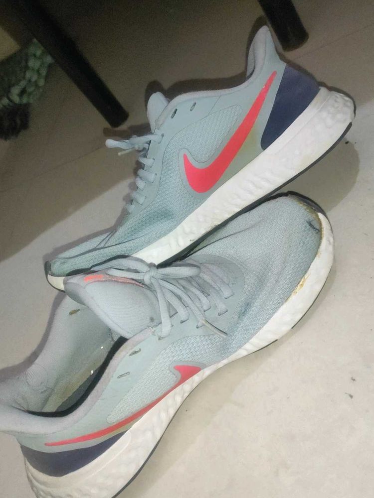 Nike Revolution 5 Sneakers