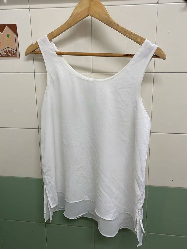 Chic White Sleeveless Top