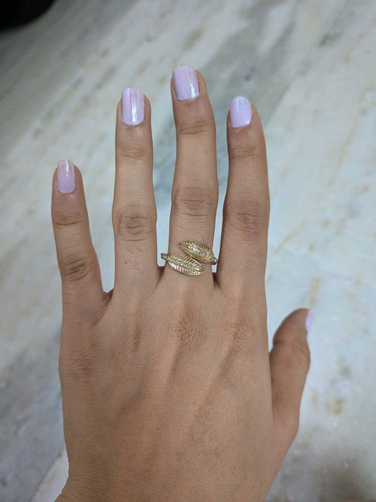 Elegant Leaf Design Ring