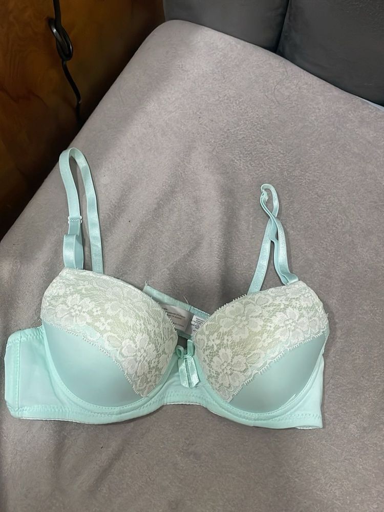 2000’s Mint Green Lace Trim Bra