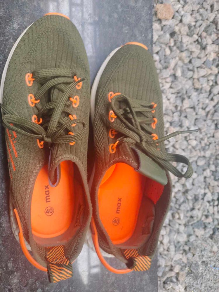 A Brand New Pair Walking/Jogging Shoes Size 7