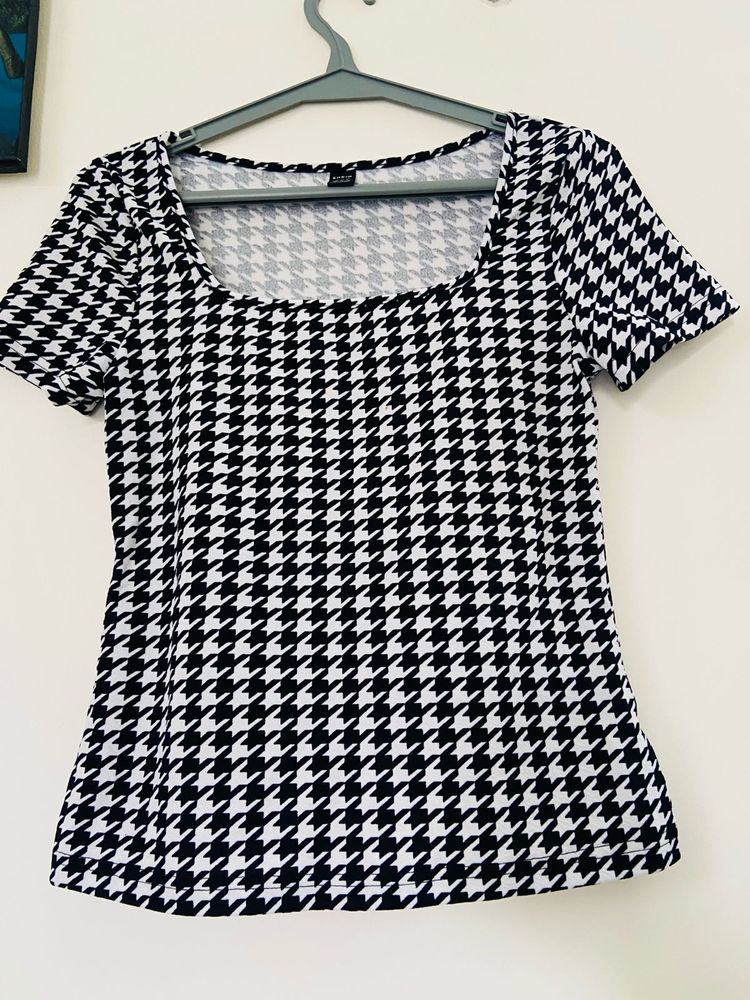 Chic Black &amp; White Houndstooth Top