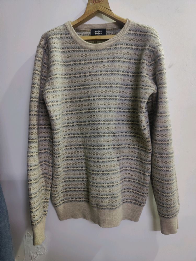 Medium Size Unisex Sweater In Good Condition