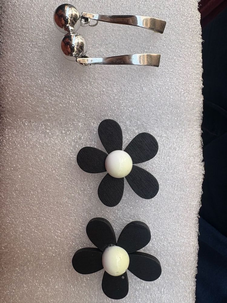 Black Flower Daisy Earrings