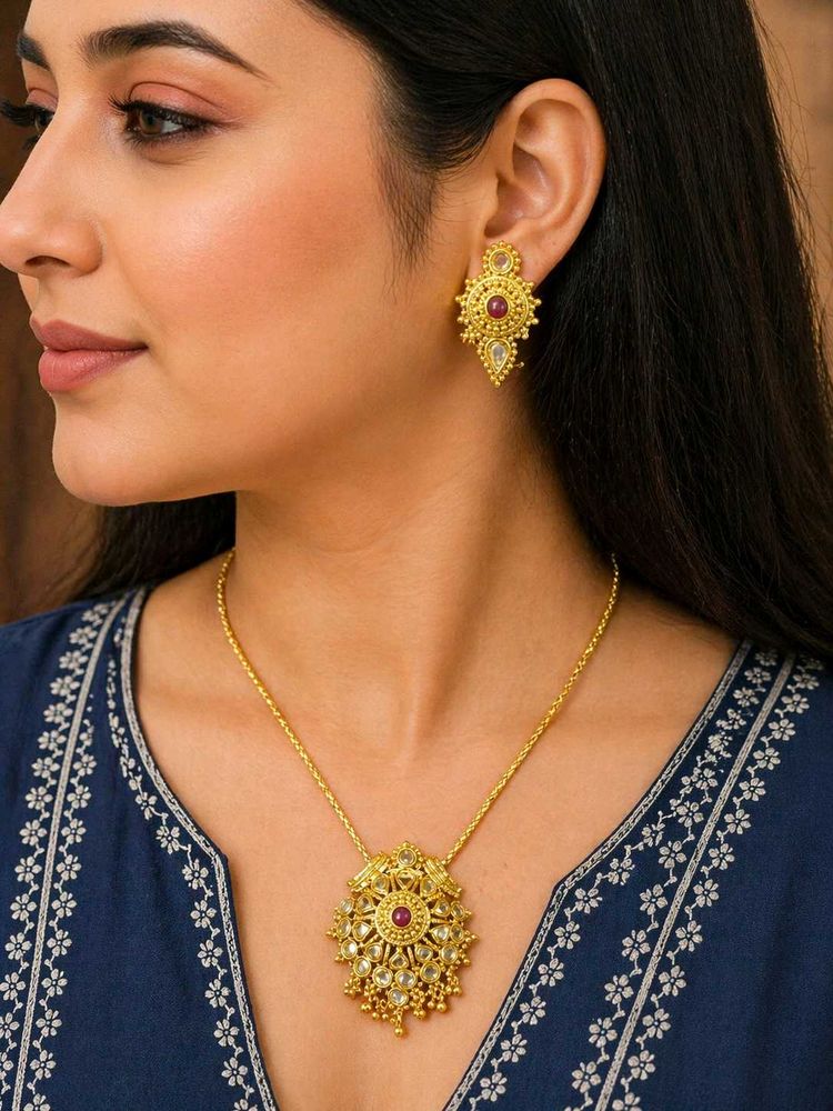 Stunning Gold Toned Necklace &amp; Earring Set