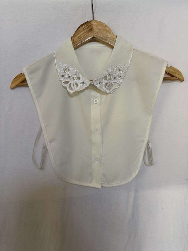 Detachable Collar with Lace Detail