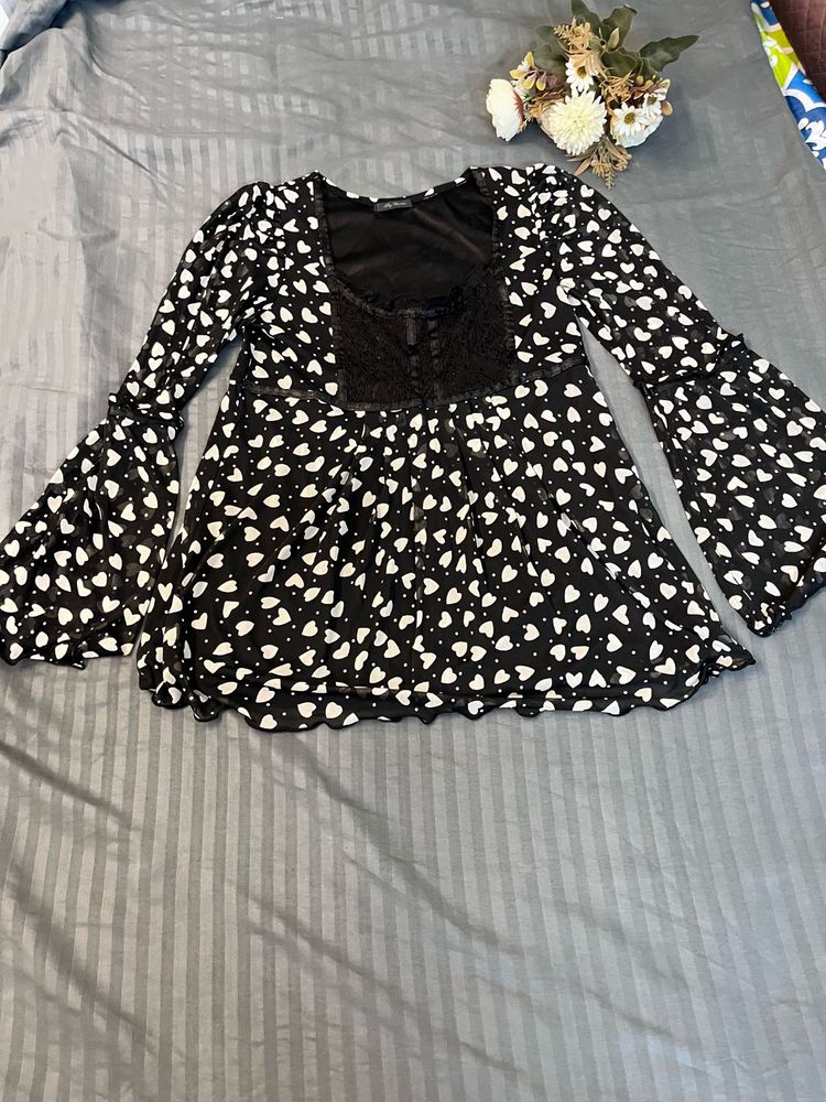 Korean style Cute Black &amp; White Heart Print Top
