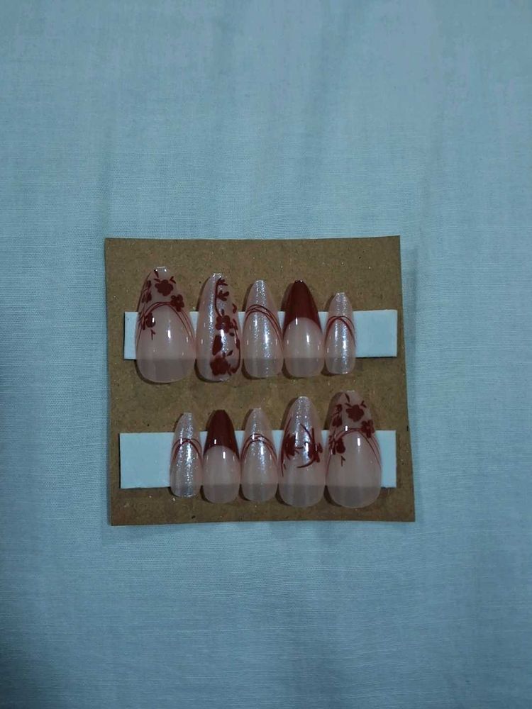 Elegant Press-On Nails with Floral Design