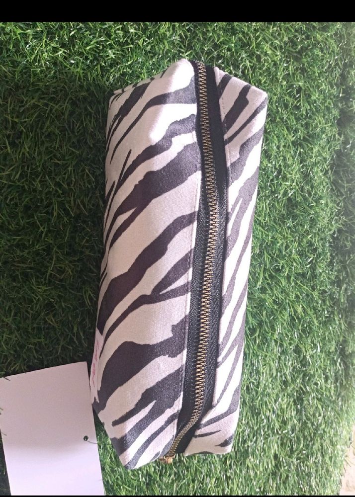 L.A GIRL STORAGE POUCH