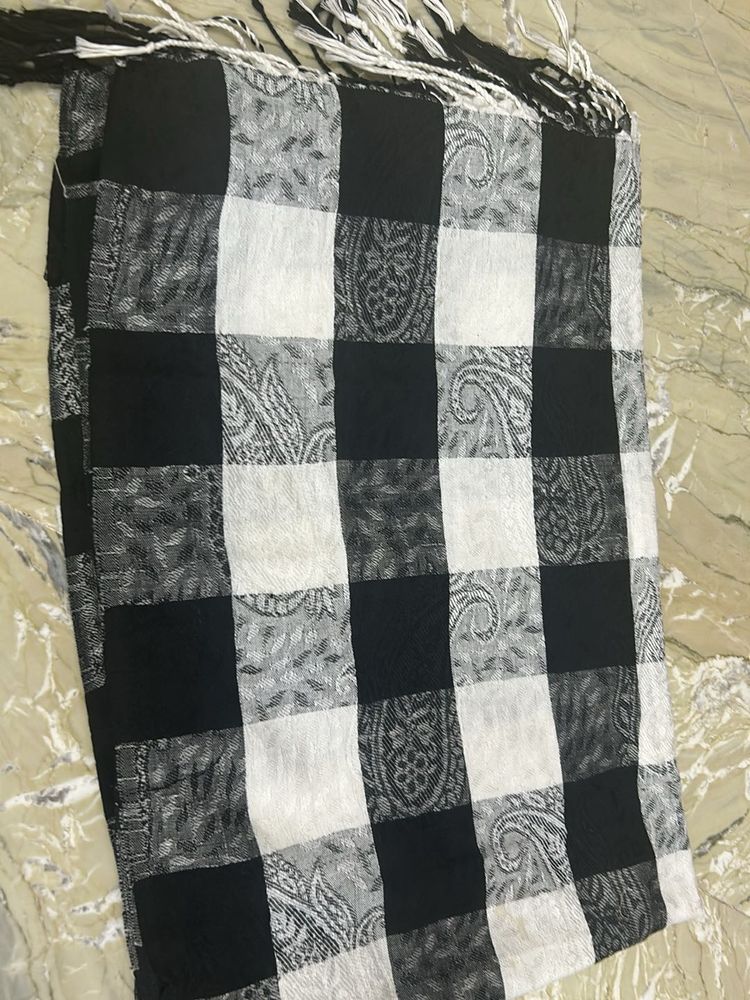 Stylish Black &amp; White Checked Scarf
