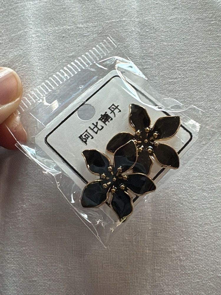 Elegant Black Flower Earrings