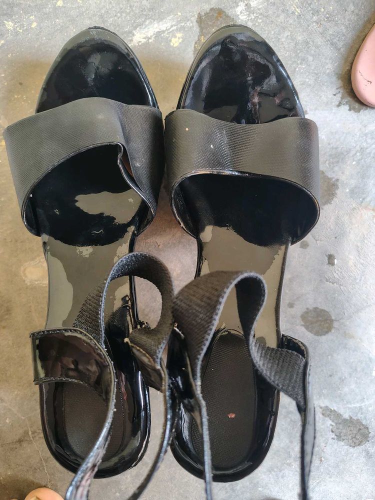 Chic Black &amp; pink Patent Sandals