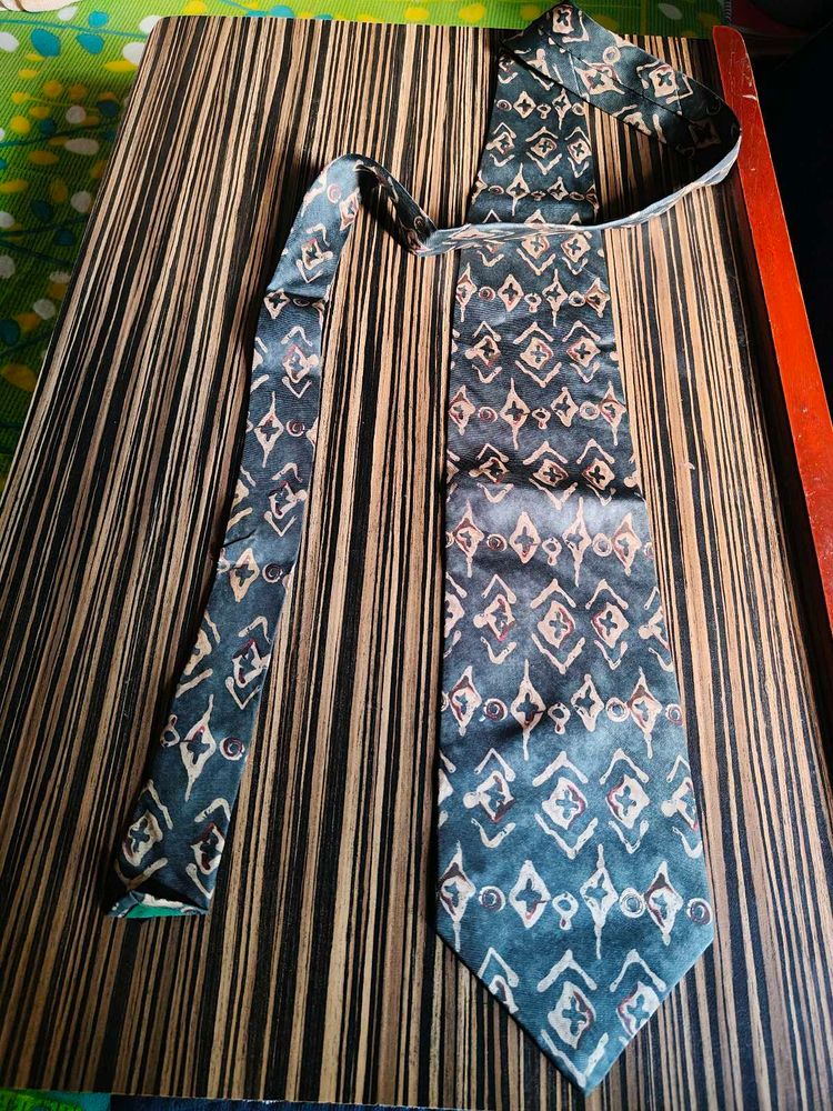Geometric pattern Silk Branded Tie